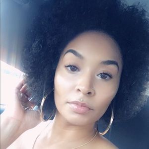 Meet your Posher, Moneka